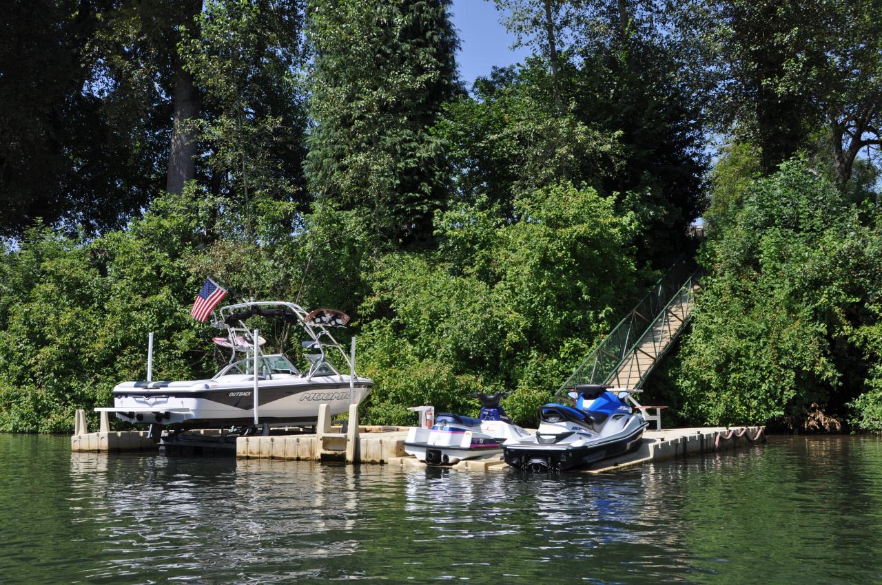  Boat Lift & 2 Jet Ski Slips <br/>