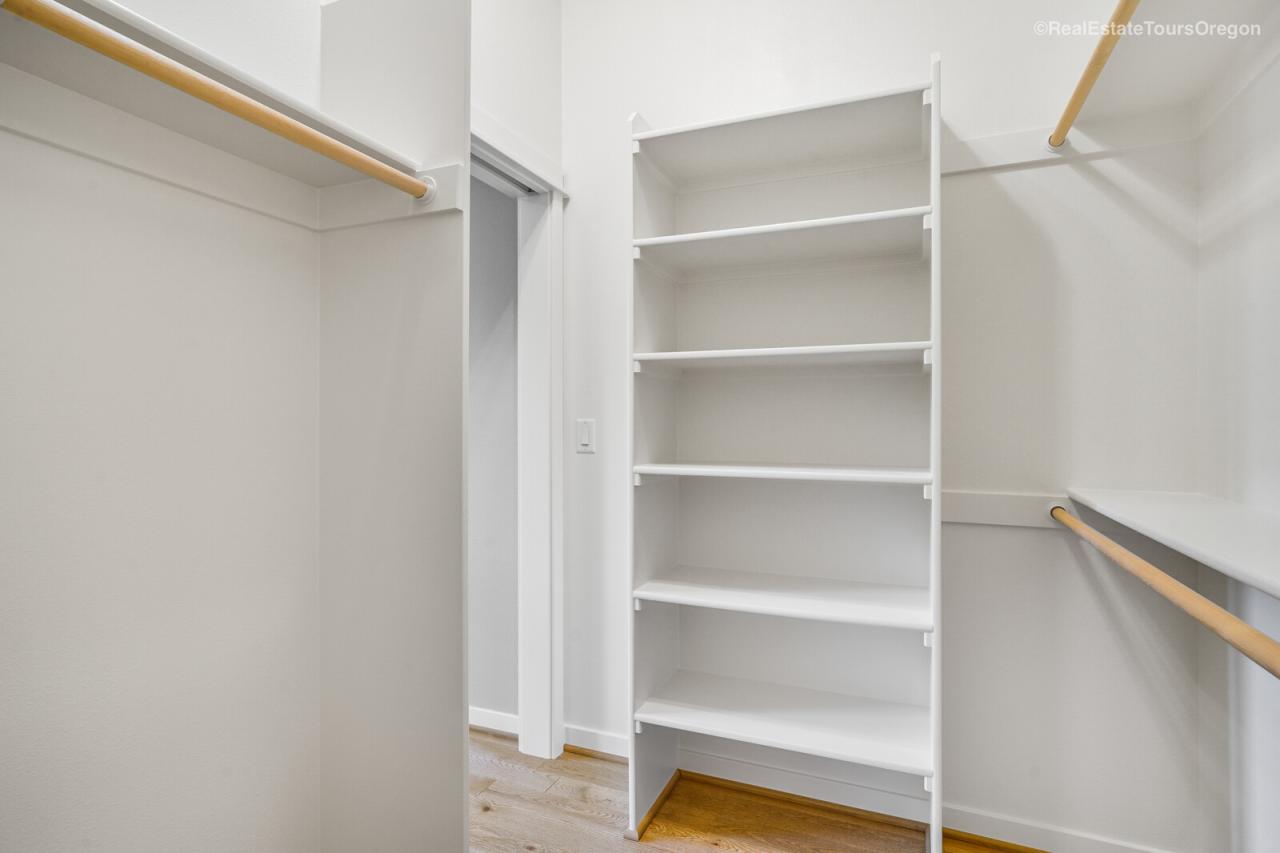 Primary Suite<br/>Walk-In Closet