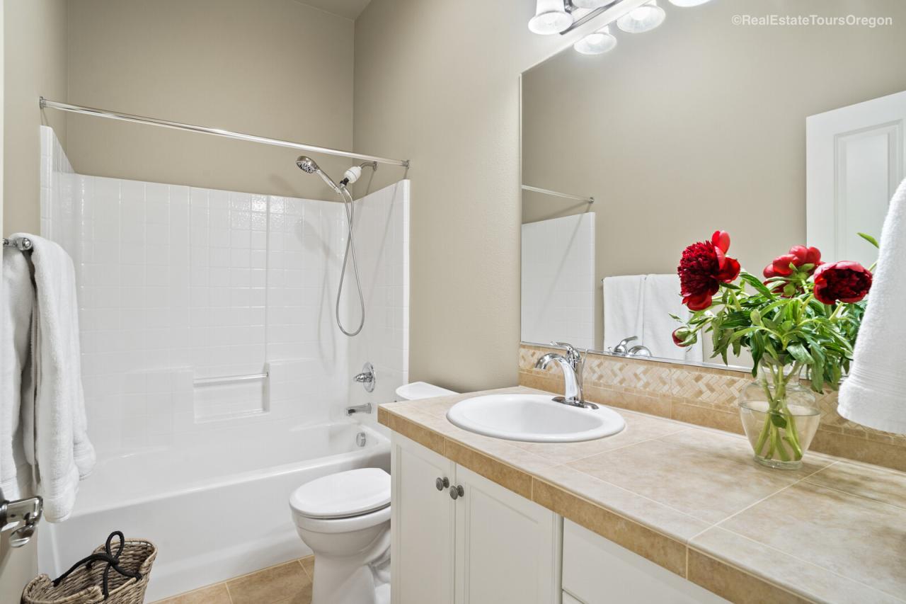 Bathroom - Hall<br/>