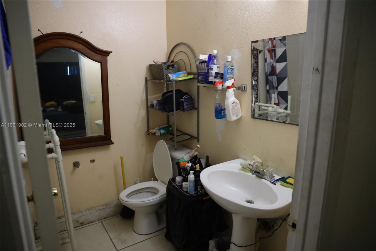A11901902-11735-NW-22-CT-2-Bathroom