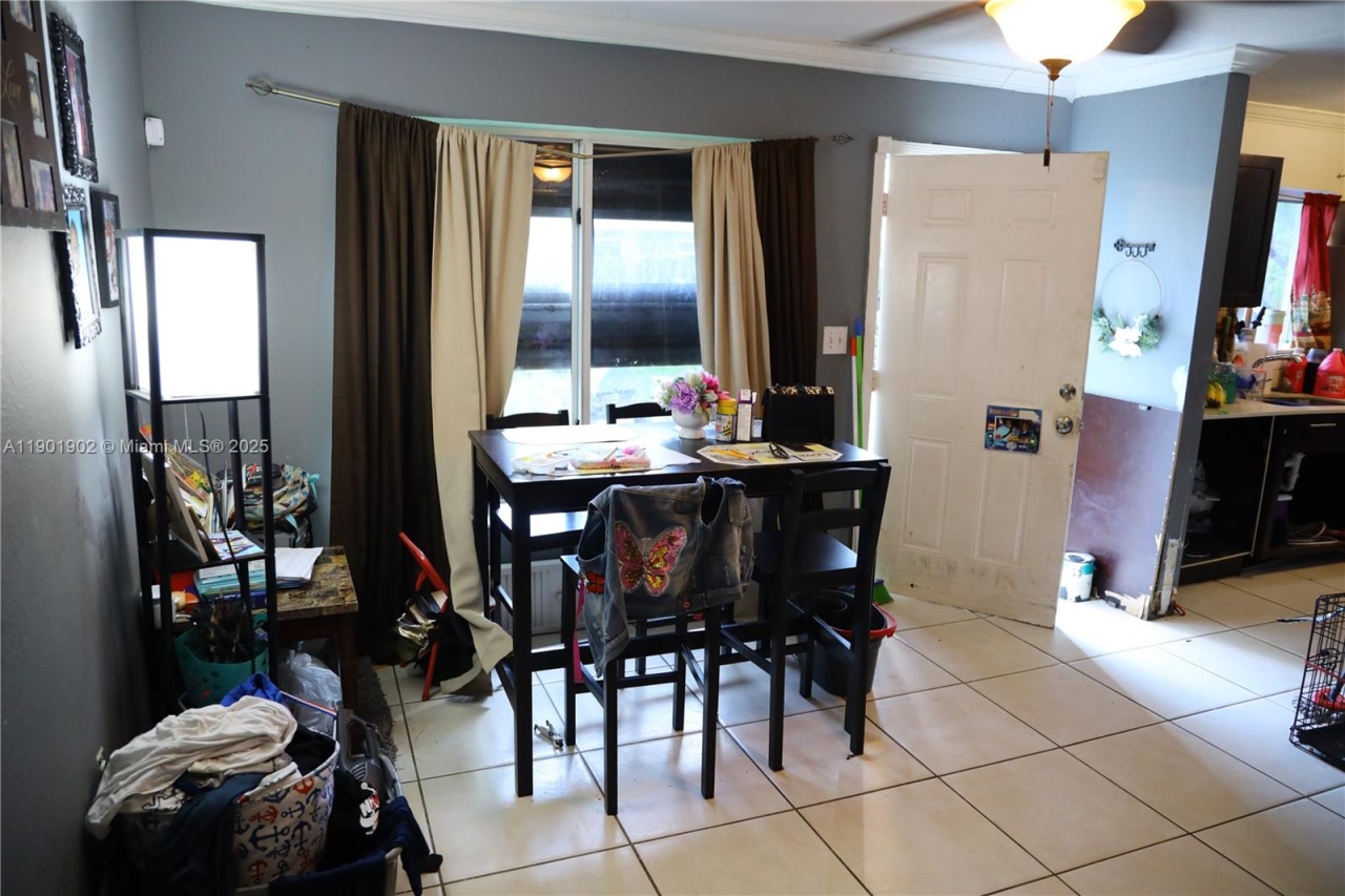 A11901902-11735-NW-22-CT-4-Dining Area