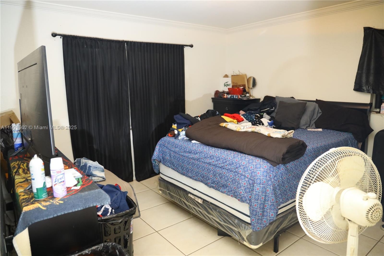 A11901902-11735-NW-22-CT-6-Bedroom