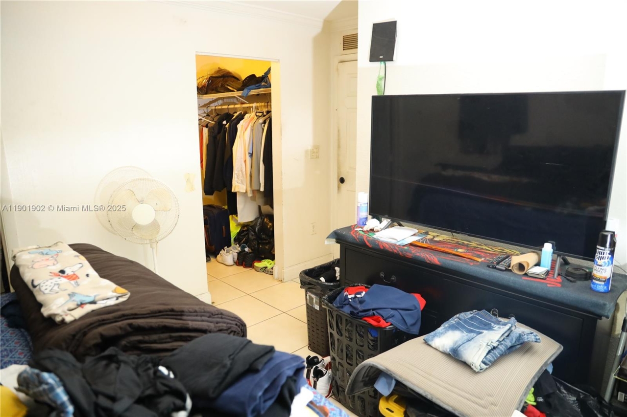 A11901902-11735-NW-22-CT-10-Bedroom