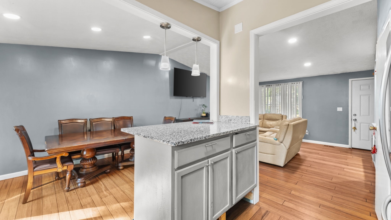 Kitchen/dining peninsula