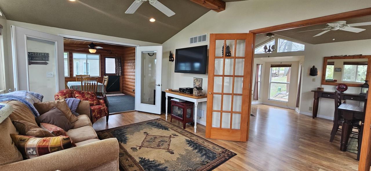 Open Floor Plan Ready to Enterain