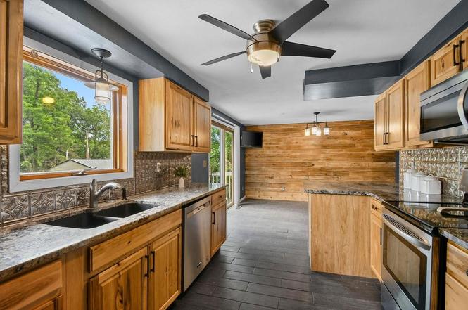 Breakfast Bar & Stainless Appliances