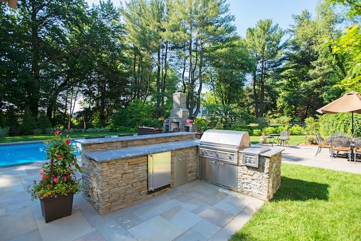 Why a Stunning Outdoor Kitchenette is the Right Choice for Your Small Space